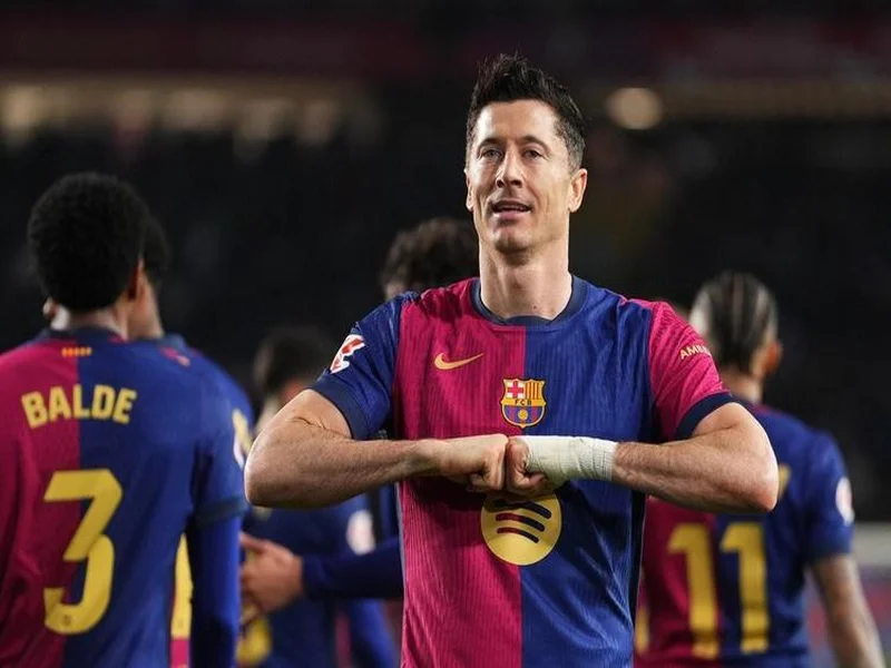 巴萨官方:莱万左眼眶骨折,将缺席对阵马竞的比赛